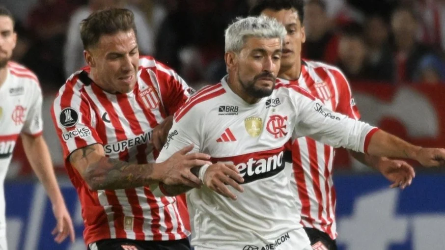 Arrascaeta passa por cirurgia na clavícula e vira grande dúvida