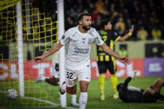 Corinthians supera jogo ruim e vence atlético mg com golaço de