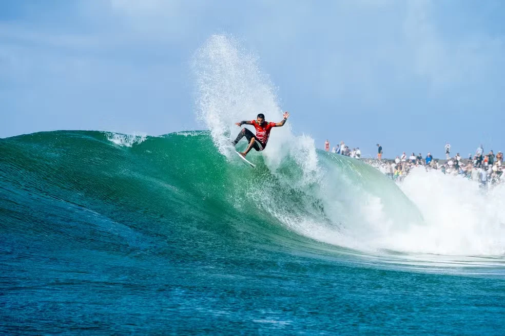 Filipe toledo domina bateria e elimina gabriel medina na gold