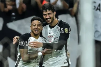 Corinthians brilha sob fernando diniz, goleia peñarol na libertadores e