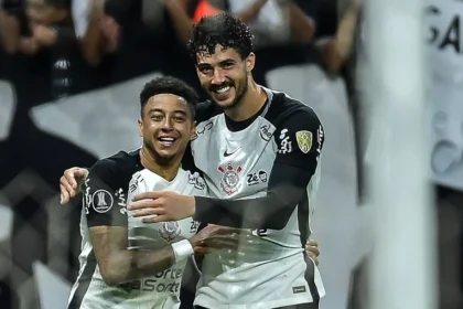 Corinthians brilha sob fernando diniz, goleia peñarol na libertadores e