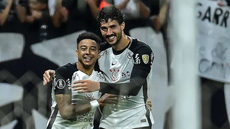 Corinthians brilha sob fernando diniz, goleia peñarol na libertadores e