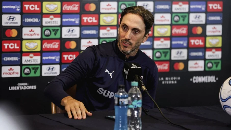 Zubeldía se irrita em coletiva, interrompe jornalista e crava classificação