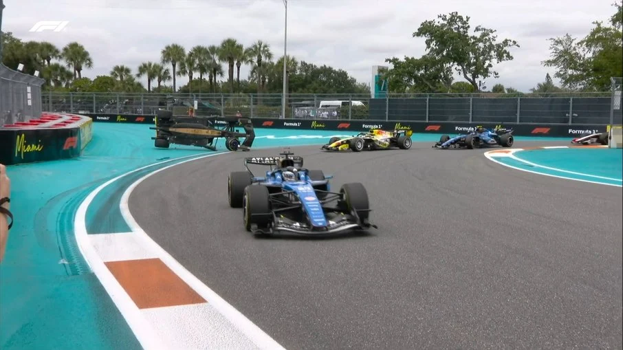Kimi antonelli conquista terceira vitória seguida no caótico gp de