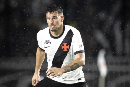 Vasco arranca empate heroico no último minuto contra o flamengo