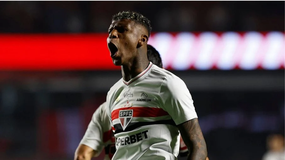 Após sumiço polêmico, arboleda reaparece no são paulo e diretoria