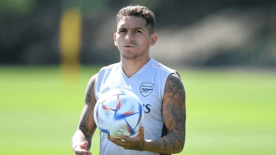 Lucas torreira, meio campista da seleção uruguaia, é atacado em shopping