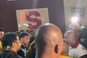 Torcida do são paulo cobra elenco no ct da barra