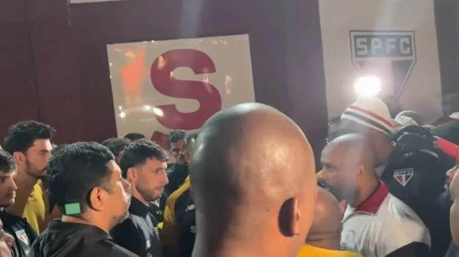 Torcida do são paulo cobra elenco no ct da barra