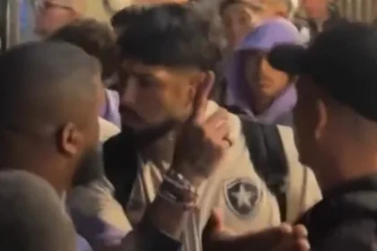 Clima esquenta: zagueiro barboza, alvo do palmeiras, discute com torcedores