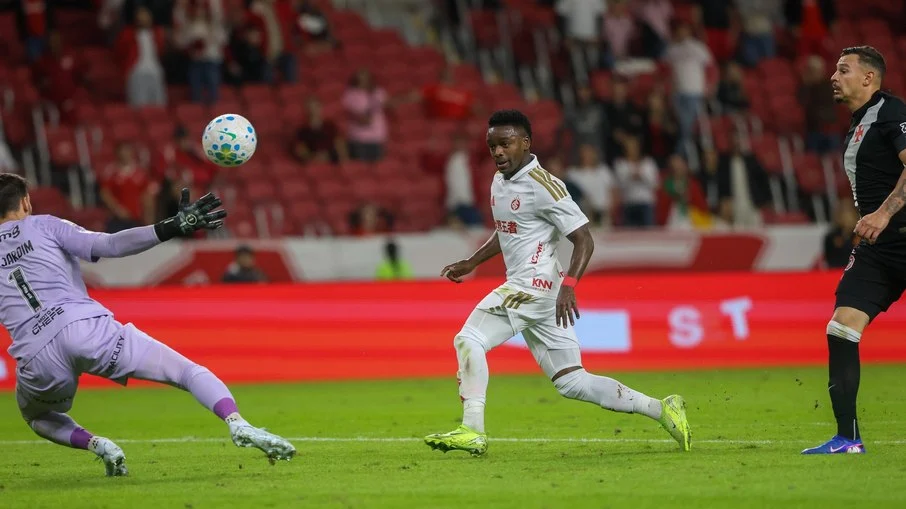 Internacional goleia vasco por 4 a 1 no beira rio e