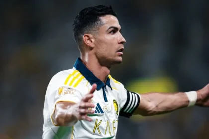 Cristiano ronaldo brilha na arábia saudita: golaço de falta garante