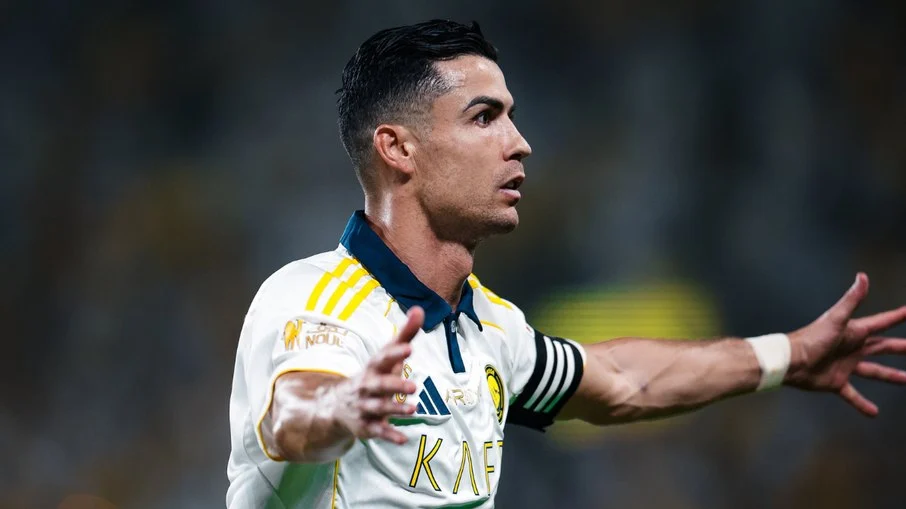 Cristiano ronaldo brilha na arábia saudita: golaço de falta garante