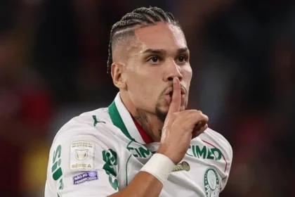 Paulinho quebra jejum de mais de 300 dias com gol