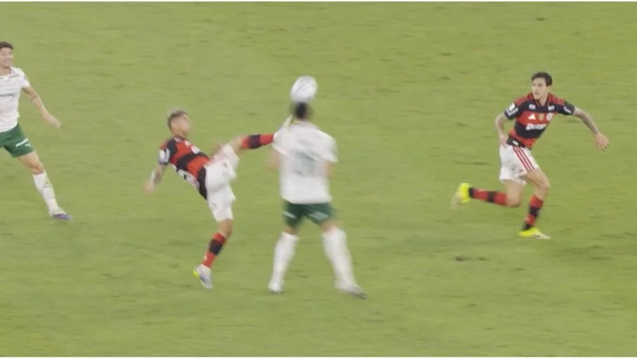 Após expulsão crucial contra o palmeiras, carrascal quebra o silêncio