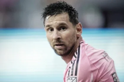 Messi assusta torcida argentina com dores na coxa em jogo