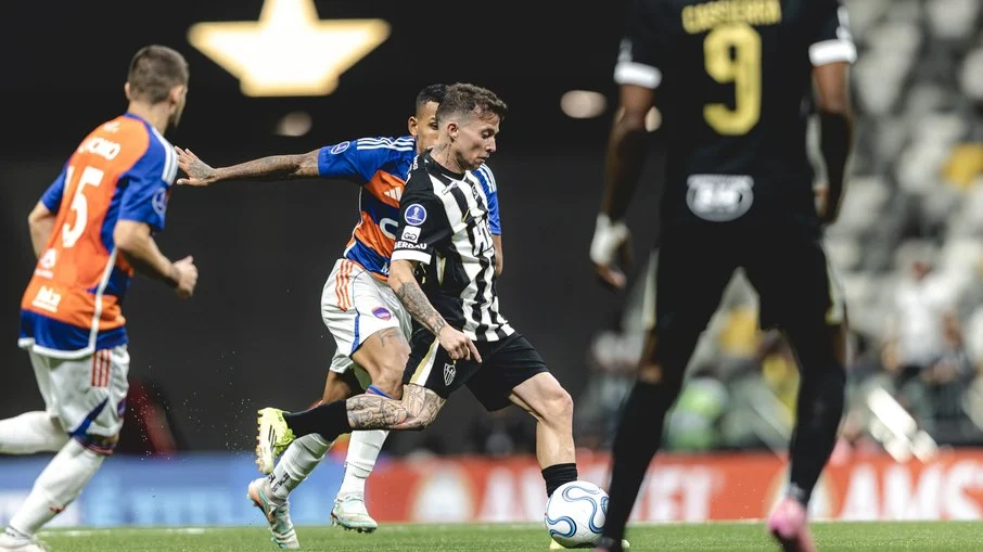 Com drama e gol de bernard, atlético mg vence puerto cabello