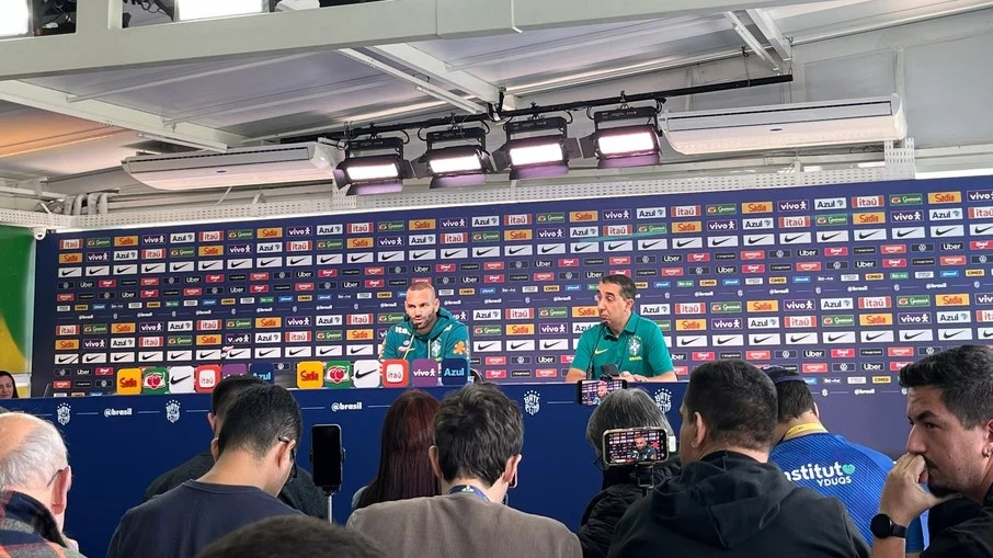 Weverton detalha disputa acirrada por titularidade na seleção e rebate