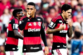 Flamengo domina coritiba com um a mais, atropela por 3