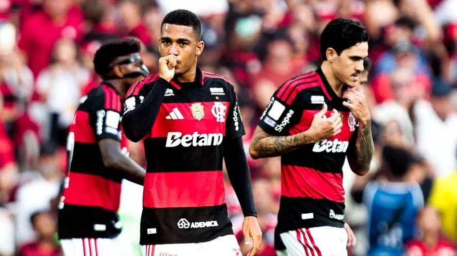 Flamengo domina coritiba com um a mais, atropela por 3