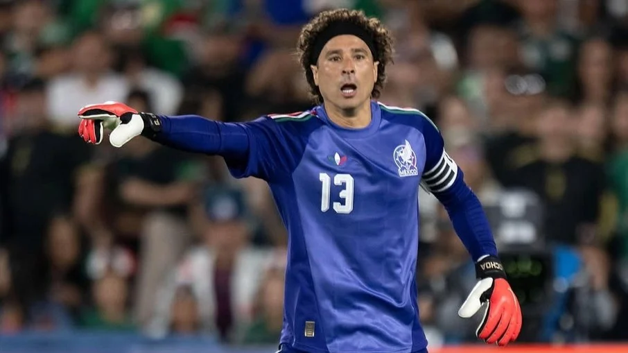 Guillermo ochoa: goleiro mexicano entra para a história com 6ª