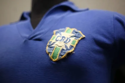 Ícone do futebol: camisa azul de pelé da final da