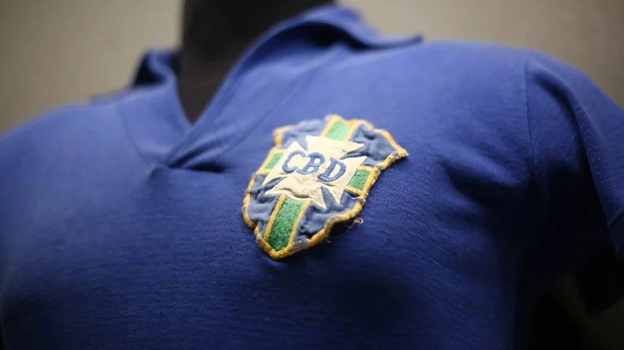 Ícone do futebol: camisa azul de pelé da final da