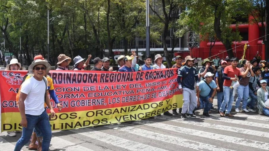 Greve de professores no méxico ameaça abertura da copa do