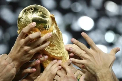 Desvendando o protocolo: quem pode tocar na taça da copa