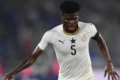 Thomas partey, jogador de gana acusado de estupro, é barrado