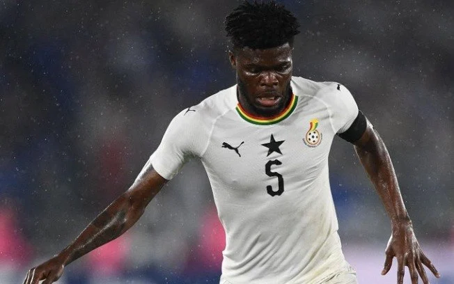 Thomas partey, jogador de gana acusado de estupro, é barrado