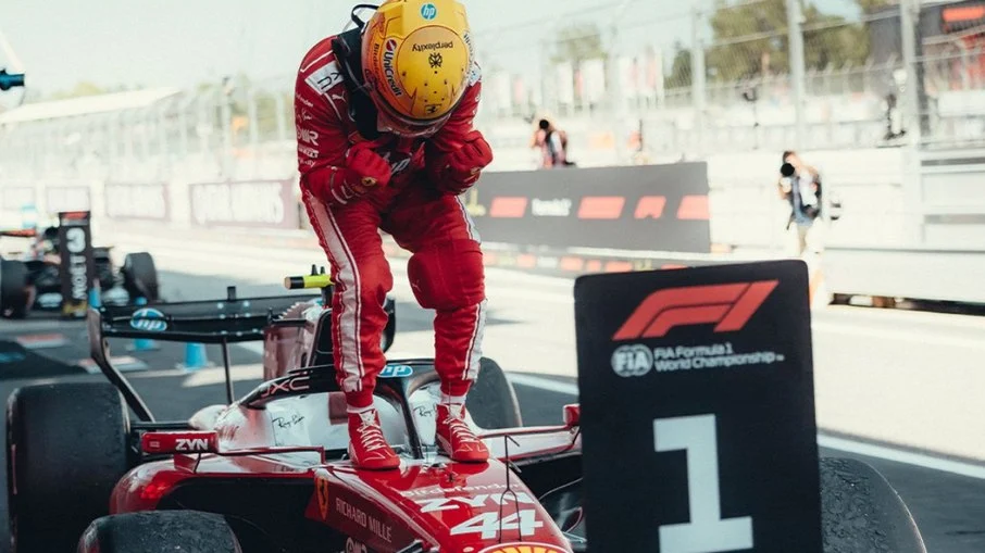 Lewis hamilton vence pela primeira vez na ferrari: a maldição