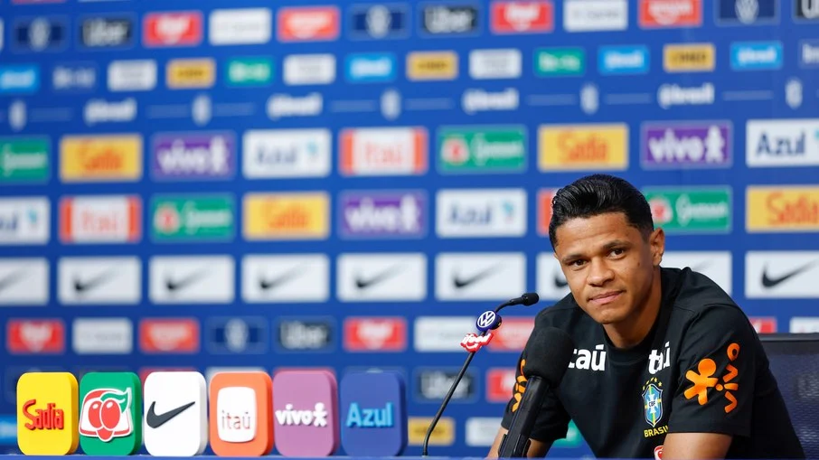 Douglas santos revela método inusitado de ancelotti para anunciar titulares