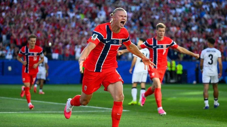 Erling haaland estreia na copa do mundo com dois gols