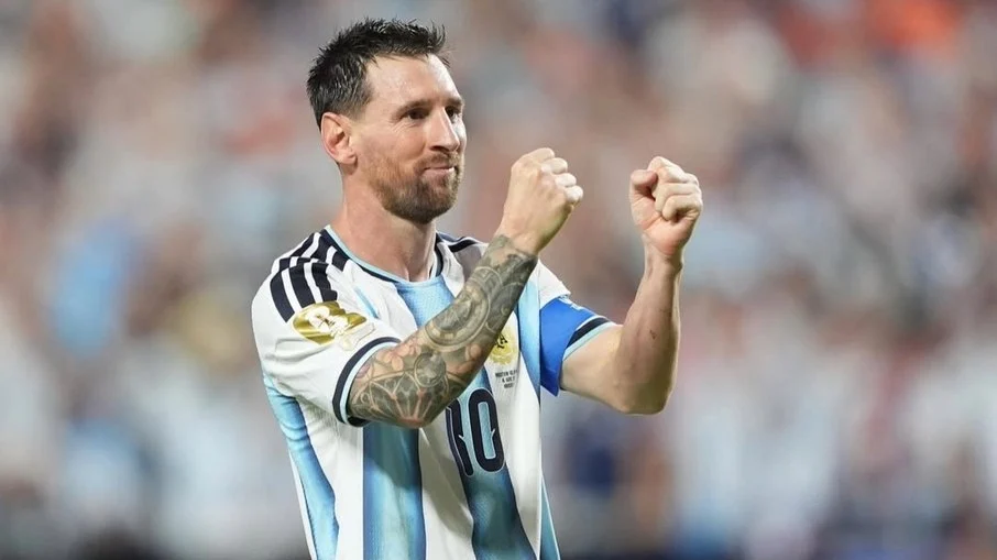 Recorde e reverência: messi elogia ronaldo fenômeno após superá lo e