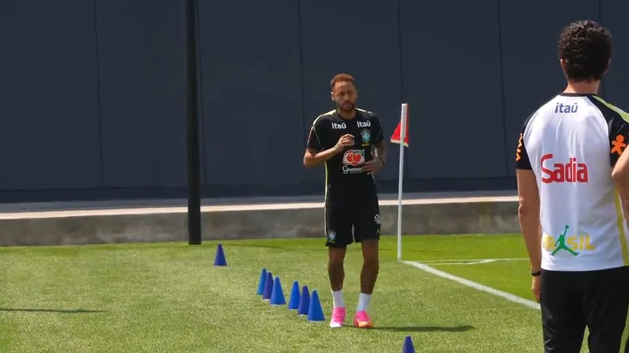 Neymar treina com a seleção brasileira pela primeira vez sob