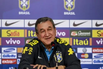 Carlos alberto parreira, técnico do tetra, é internado no rio