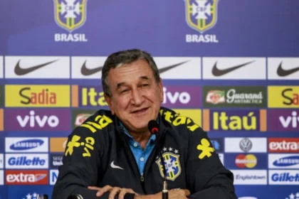 Carlos alberto parreira, técnico do tetra, é internado no rio