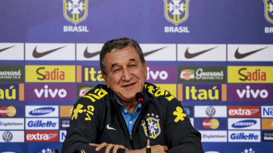 Carlos alberto parreira, técnico do tetra, é internado no rio