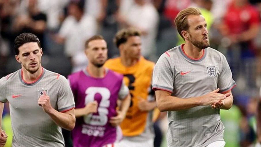 Kane supera pênalti repetido e abre o placar para inglaterra