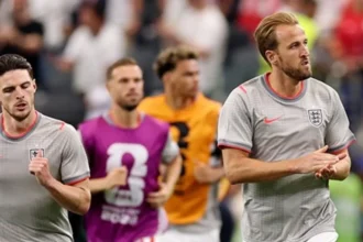 Harry kane marca em pênalti repetido e inglaterra lidera estreia