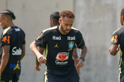 Neymar treina com a seleção, mas é preservado e fica