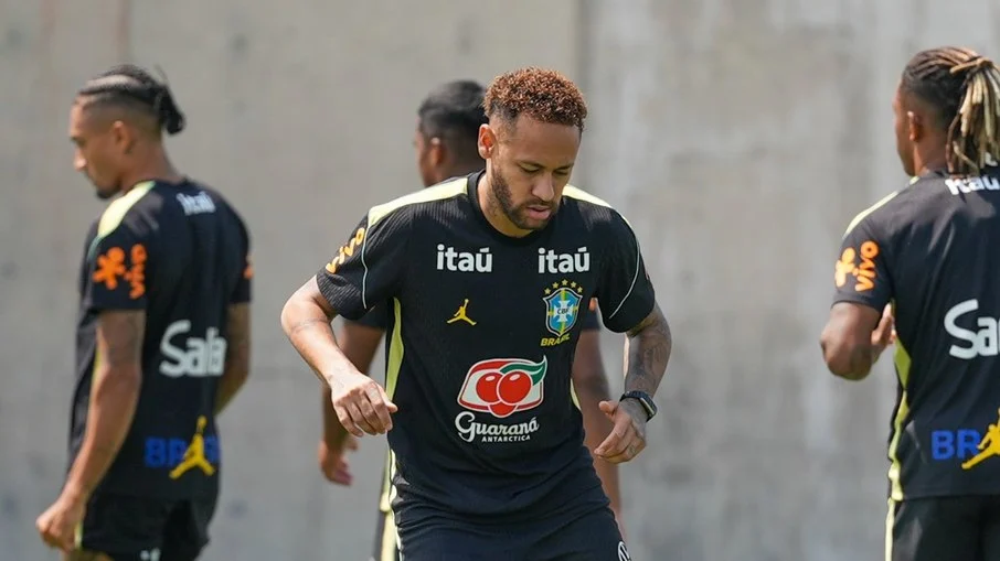 Neymar treina com a seleção, mas é preservado e fica