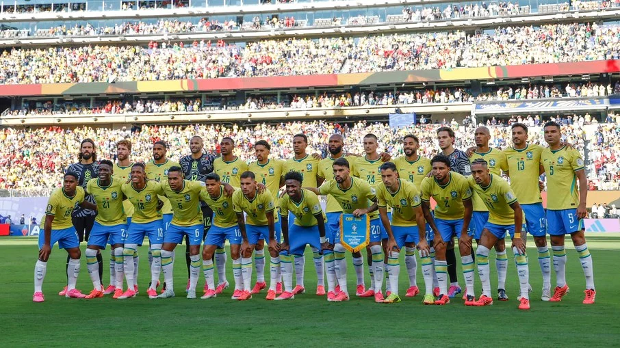 Da chuteira preta à explosão de cores: como a copa