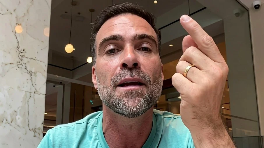 Pilhado detona hotel sheraton em nova york após ter late