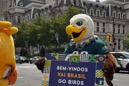 Mascotes canarinho e swoop promovem tour histórico pela filadélfia antes