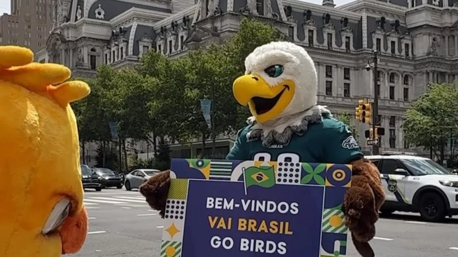Mascotes canarinho e swoop promovem tour histórico pela filadélfia antes