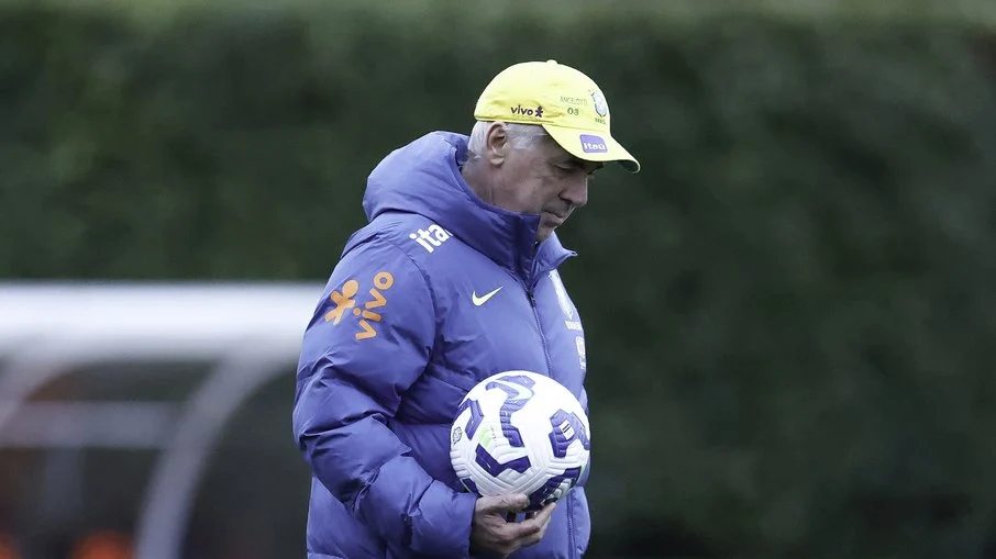 O quebra cabeça de ancelotti: por que o técnico nunca repetiu