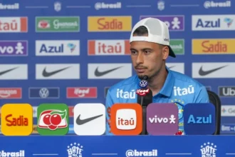 Martinelli se manifesta sobre vaga de raphinha na seleção brasileira