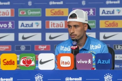 Martinelli se manifesta sobre vaga de raphinha na seleção brasileira